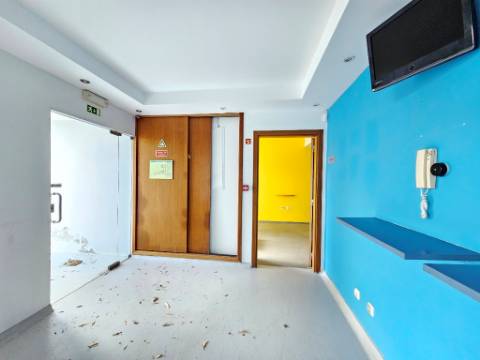 Edifício para Serviços, Residencia Senior com 19 camas e habitação, junto a Aveiras de Cima, Cartaxo