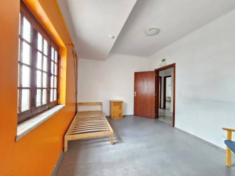 Edifício para Serviços, Residencia Senior com 19 camas e habitação, junto a Aveiras de Cima, Cartaxo