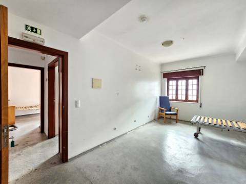 Edifício para Serviços, Residencia Senior com 19 camas e habitação, junto a Aveiras de Cima, Cartaxo