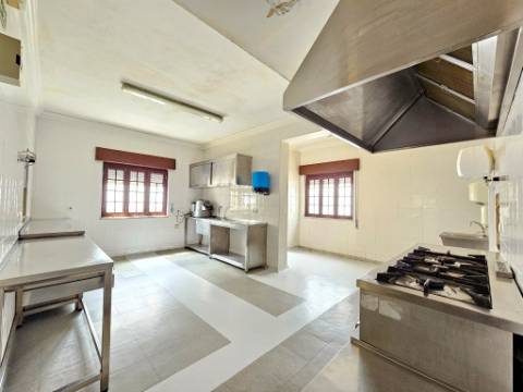 Edifício para Serviços, Residencia Senior com 19 camas e habitação, junto a Aveiras de Cima, Cartaxo