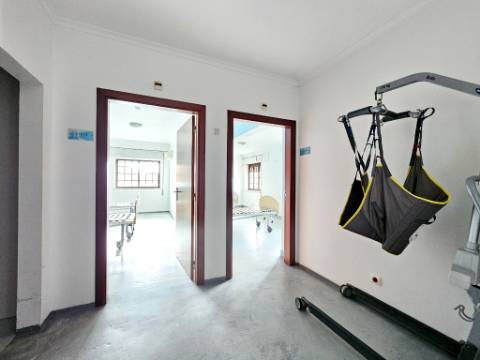 Edifício para Serviços, Residencia Senior com 19 camas e habitação, junto a Aveiras de Cima, Cartaxo