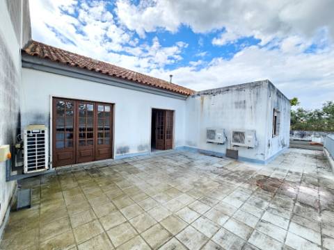 Edifício para Serviços, Residencia Senior com 19 camas e habitação, junto a Aveiras de Cima, Cartaxo
