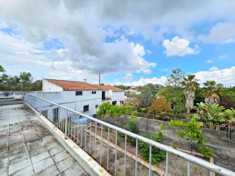 Edifício para Serviços, Residencia Senior com 19 camas e habitação, junto a Aveiras de Cima, Cartaxo