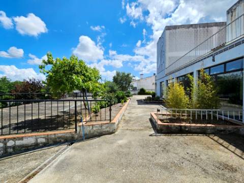 Edifício para Serviços, Residencia Senior com 19 camas e habitação, junto a Aveiras de Cima, Cartaxo