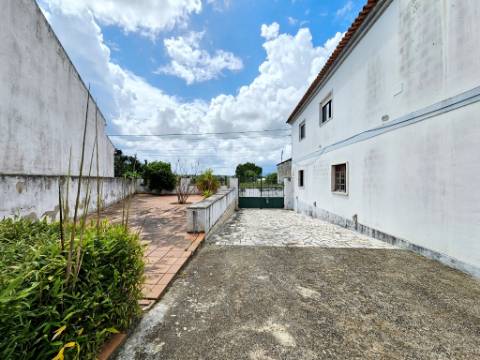 Edifício para Serviços, Residencia Senior com 19 camas e habitação, junto a Aveiras de Cima, Cartaxo