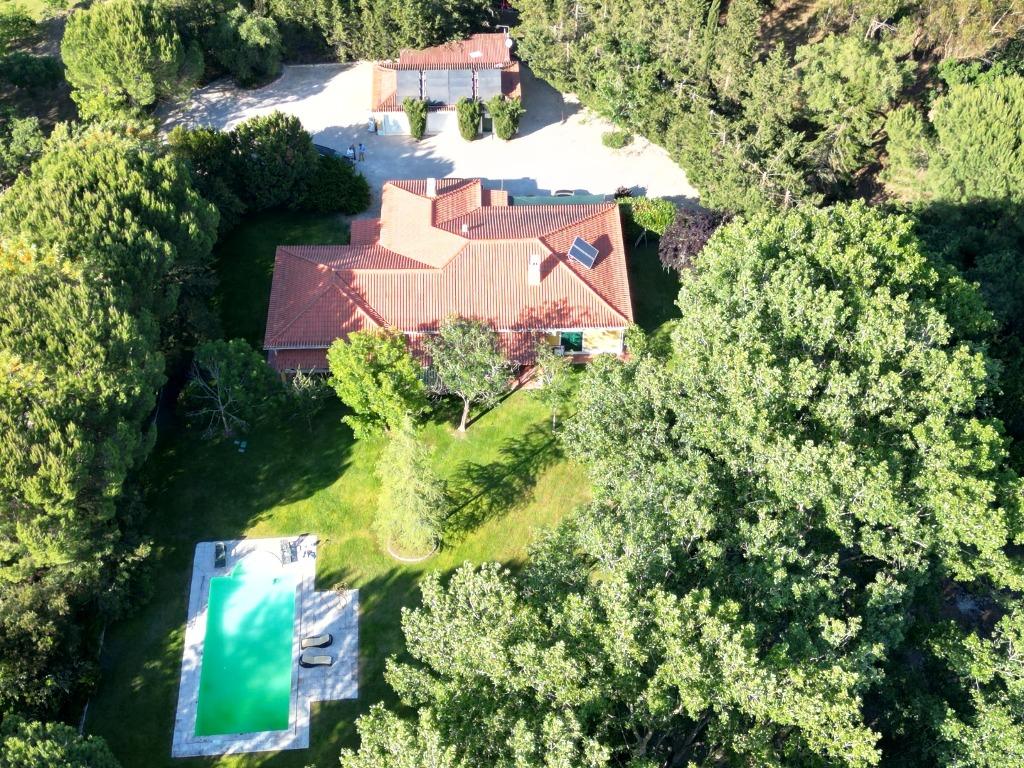 Quintinha de 10154m2 com moradia T5 e piscina, na Herdade Zambujeiro, Santo Estêvão