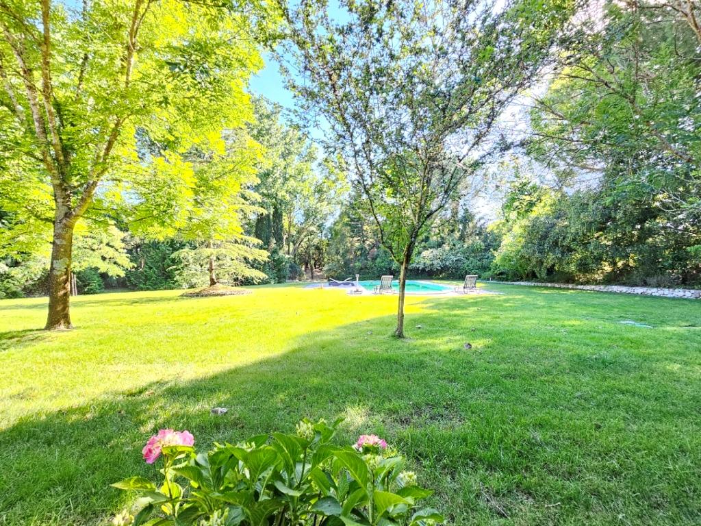 Quintinha de 10154m2 com moradia T5 e piscina, na Herdade Zambujeiro, Santo Estêvão