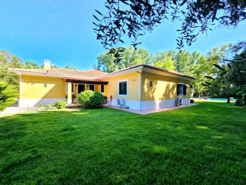 Quintinha de 10154m2 com moradia T5 e piscina, na Herdade Zambujeiro, Santo Estêvão