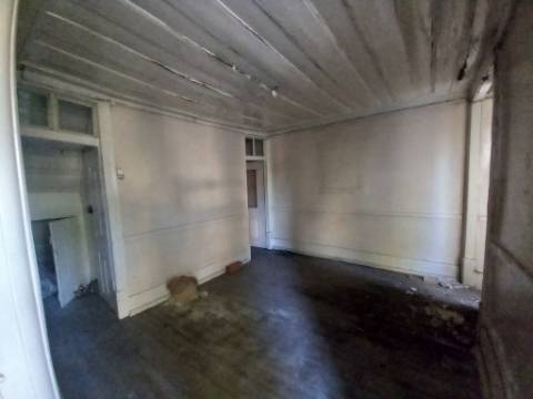 Prédio com loja e 2 apartamentos em Alcântara
