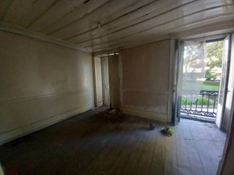 Prédio com loja e 2 apartamentos em Alcântara