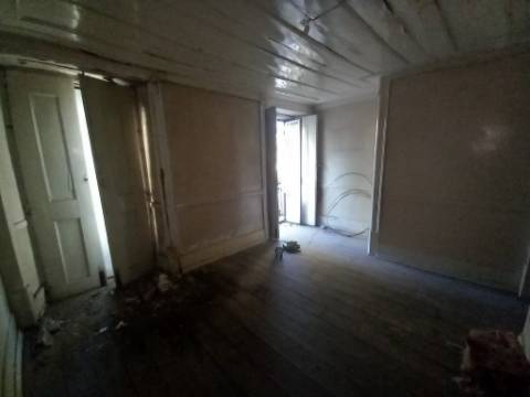 Prédio com loja e 2 apartamentos em Alcântara