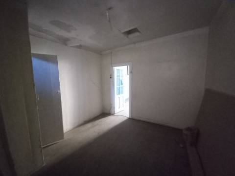 Prédio com loja e 2 apartamentos em Alcântara