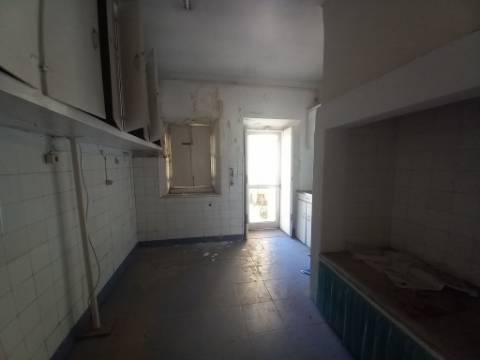 Prédio com loja e 2 apartamentos em Alcântara