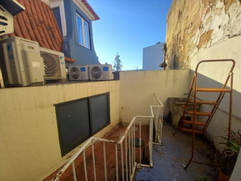 Prédio com loja e 2 apartamentos em Alcântara