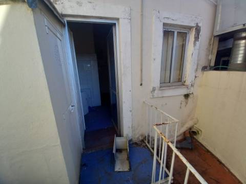 Prédio com loja e 2 apartamentos em Alcântara