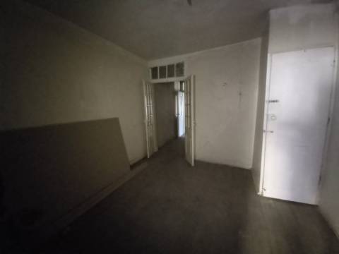 Prédio com loja e 2 apartamentos em Alcântara