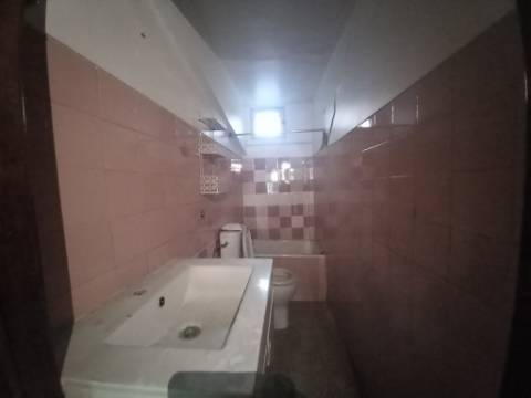 Prédio com loja e 2 apartamentos em Alcântara
