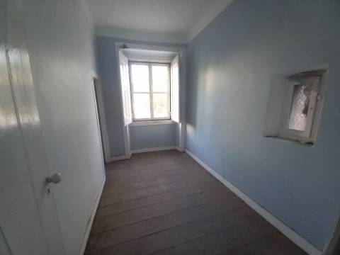 Prédio com loja e 2 apartamentos em Alcântara