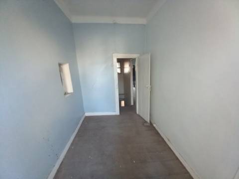 Prédio com loja e 2 apartamentos em Alcântara