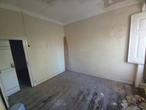 Prédio com loja e 2 apartamentos em Alcântara