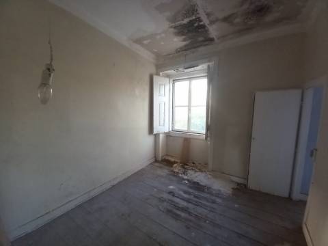 Prédio com loja e 2 apartamentos em Alcântara