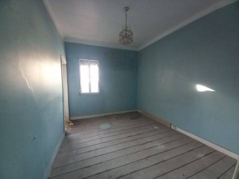 Prédio com loja e 2 apartamentos em Alcântara