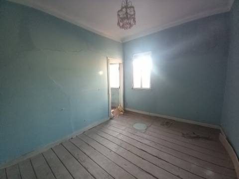 Prédio com loja e 2 apartamentos em Alcântara