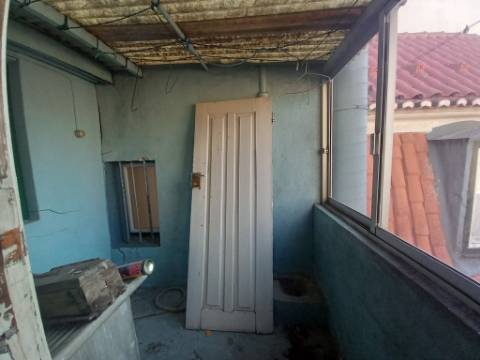 Prédio com loja e 2 apartamentos em Alcântara
