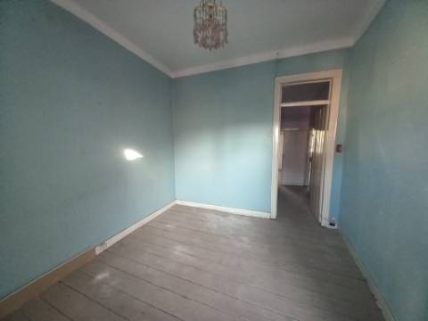 Prédio com loja e 2 apartamentos em Alcântara