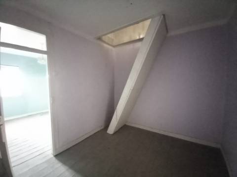 Prédio com loja e 2 apartamentos em Alcântara