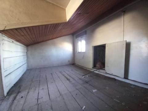 Prédio com loja e 2 apartamentos em Alcântara