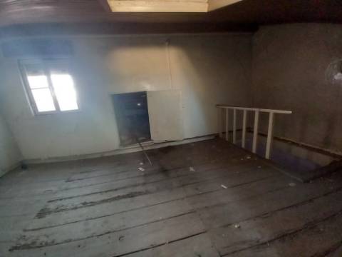Prédio com loja e 2 apartamentos em Alcântara