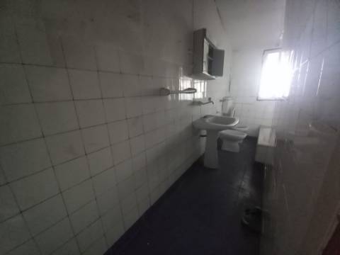 Prédio com loja e 2 apartamentos em Alcântara