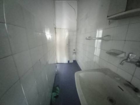 Prédio com loja e 2 apartamentos em Alcântara