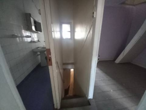 Prédio com loja e 2 apartamentos em Alcântara