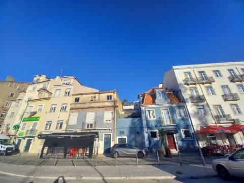 Prédio com loja e 2 apartamentos em Alcântara