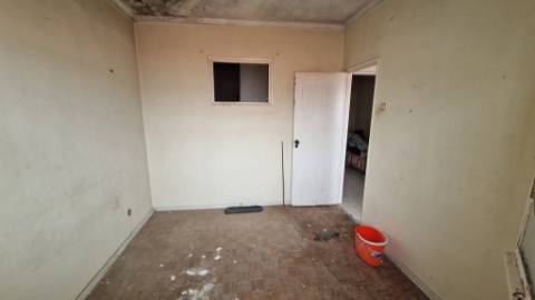 Apartamento T2 para recuperar em Vila Franca de Xira