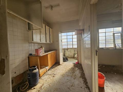 Apartamento T2 para recuperar em Vila Franca de Xira