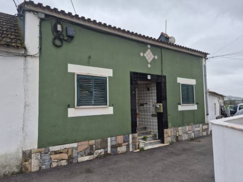Moradia T2 para recuperar em Vialonga