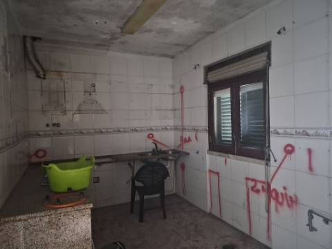 Moradia T2 para recuperar em Vialonga