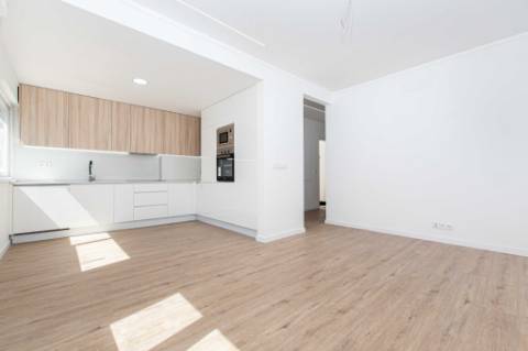 Apartamento T2 totalmente renovado em São Domingos de Benfica