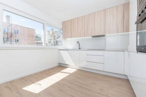 Apartamento T2 totalmente renovado em São Domingos de Benfica