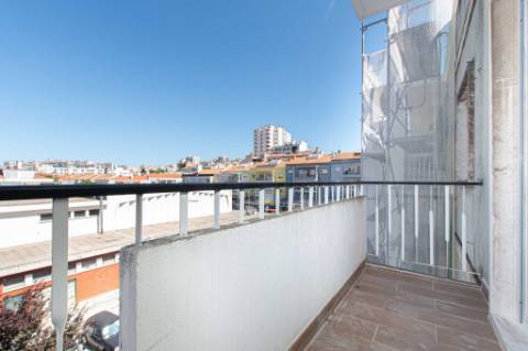 Apartamento T2 totalmente renovado em São Domingos de Benfica