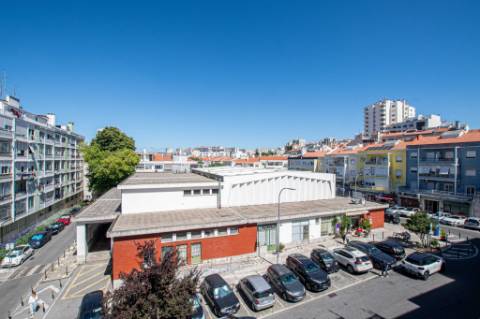 Apartamento T2 totalmente renovado em São Domingos de Benfica