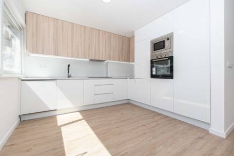 Apartamento T2 totalmente renovado em São Domingos de Benfica
