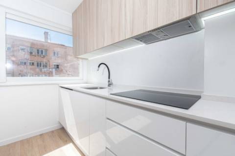 Apartamento T2 totalmente renovado em São Domingos de Benfica