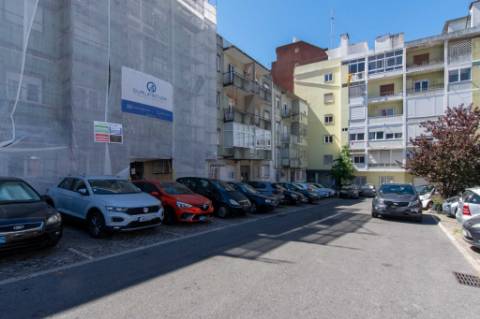 Apartamento T2 totalmente renovado em São Domingos de Benfica