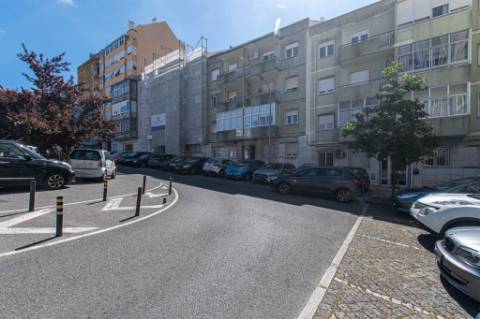 Apartamento T2 totalmente renovado em São Domingos de Benfica
