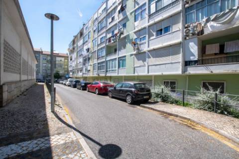 Apartamento T2 totalmente renovado em São Domingos de Benfica
