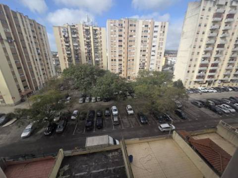 Apartamento T3 para renovar no Carregado